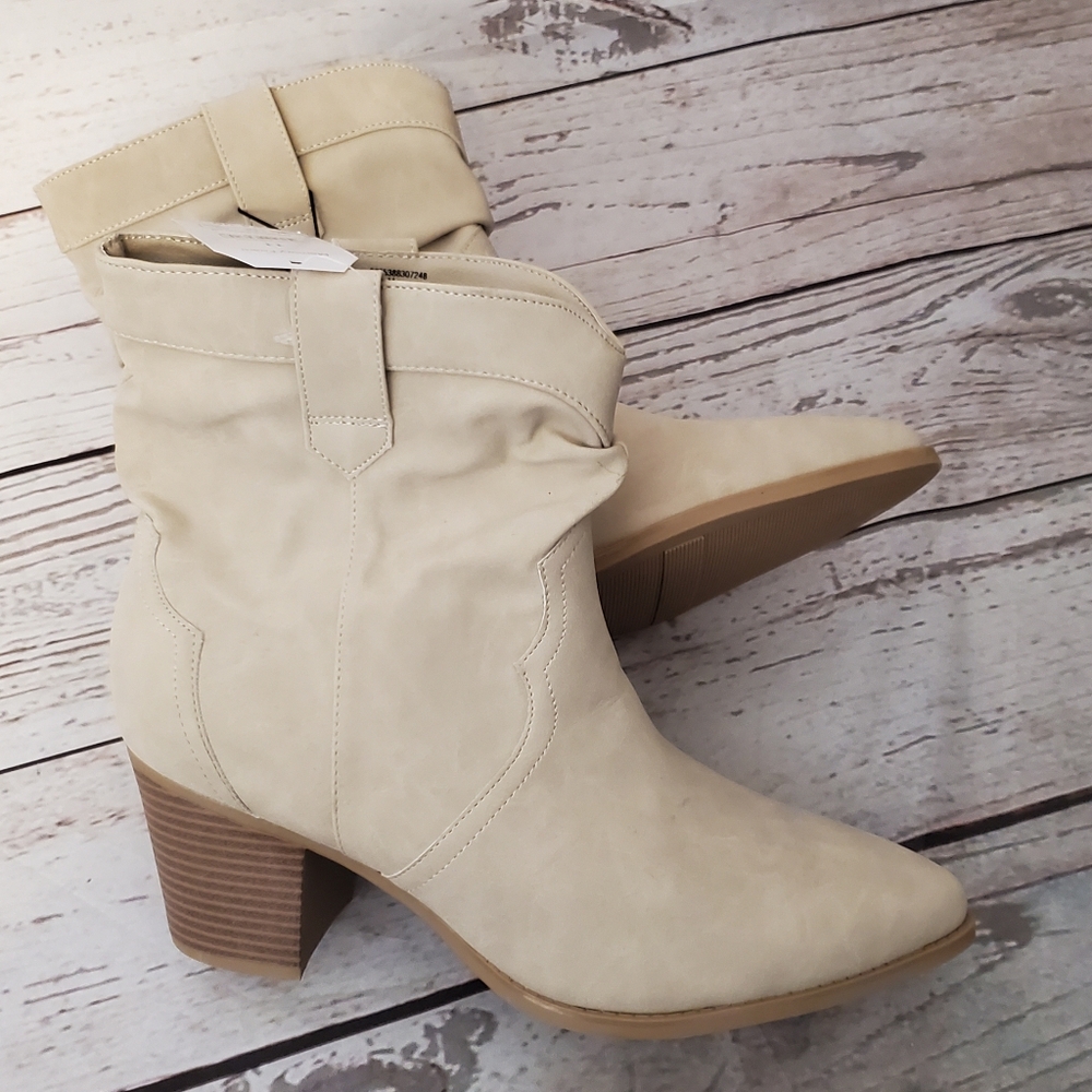 Time and Tru women's western slouch faux suede ankle boots Bone size 11